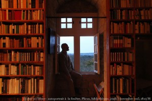 autoportrait_fenêtre_bibliotheque