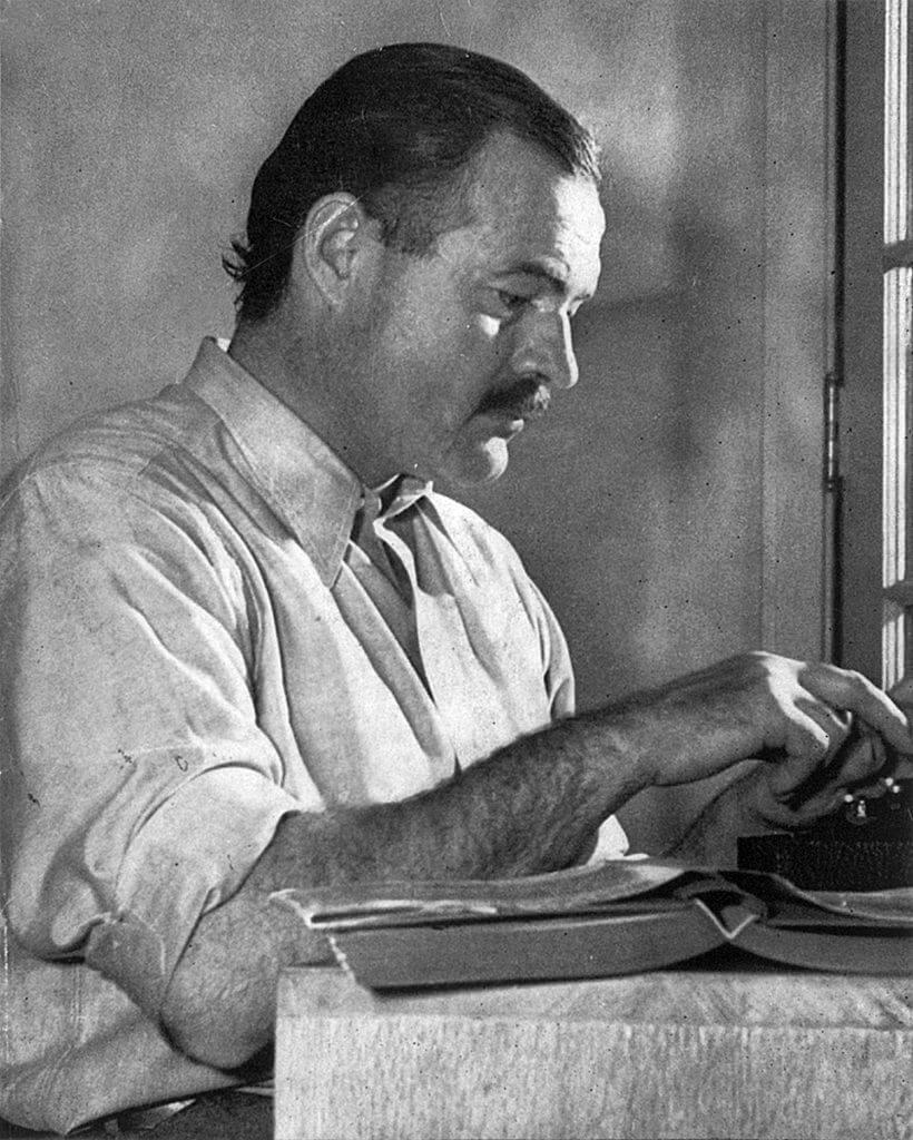 Ernest Hemingway écrivant sa propre bio pour Wikipedia